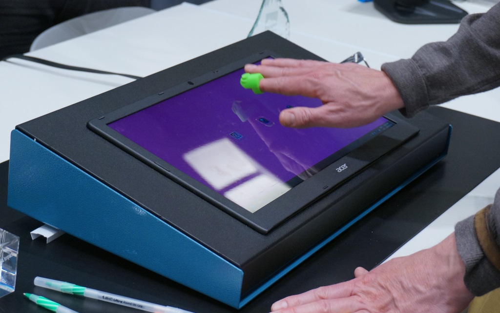 Tactalis社のタッチディスプレイでは、ユーザーは指輪をつけてディスプレイに触ります